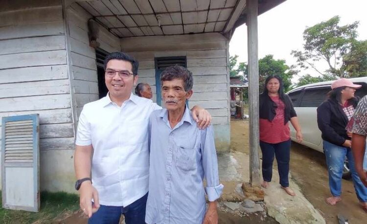 TIBA DI RUMAH: Sorbatua Siallagan tiba di rumahnya Dolok Parmonangan Kabupaten Simalungun, Rabu (17/4/2024). (Foto Dok/ Keluarga)