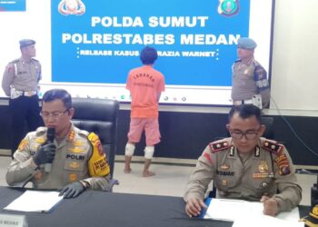 BERI KETERANGAN: Kapolrestabes Medan Kombes Pol Teddy Jhon Sahala Marbun didampingi Kapolsek Sunggal Kompol Bambang Gunanti Hutabarat memberikan keterangan pers terkait ditembaknya pelaku spesialis curanmor berinisial I karena melakukan perlawanan saat akan ditangkap,  di Mapolrestabes, Kamis (18/4/2024).(Foto Dok/Polsek)