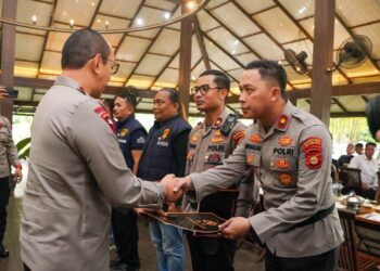 Kapolda Sumsel Irjen Pol A. Rachmad Wibowo, SIK memberikan Pin Emas dan Penghargaan serta Apresiasi yang setinggi-tingginya atas kinerja aparat kepolisian, khususnya Personel Polda Sumsel, Polrestabes Palembang dan Polsek jajaran yang sukses berhasil mengungkap misteri pembunuhan sadis yang dilakukan Suganda alias Ganda, saat berada di Jalan Karya Baru Macan Lindungan simpang Tanjung Bubuk, RT 03 Kelurahan Bukit Baru, Kecamatan IB I, Palembang, beberapa hari lalu (17/04/2024).