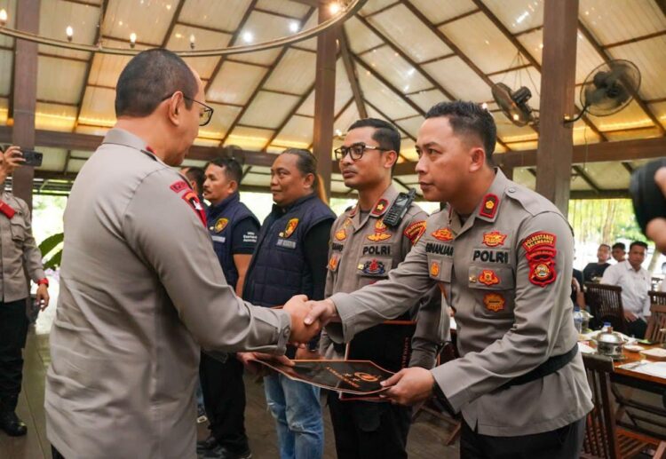 Kapolda Sumsel Irjen Pol A. Rachmad Wibowo, SIK memberikan Pin Emas dan Penghargaan serta Apresiasi yang setinggi-tingginya atas kinerja aparat kepolisian, khususnya Personel Polda Sumsel, Polrestabes Palembang dan Polsek jajaran yang sukses berhasil mengungkap misteri pembunuhan sadis yang dilakukan Suganda alias Ganda, saat berada di Jalan Karya Baru Macan Lindungan simpang Tanjung Bubuk, RT 03 Kelurahan Bukit Baru, Kecamatan IB I, Palembang, beberapa hari lalu (17/04/2024).