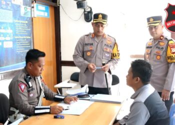Kapolres Wajo AKBP H. Fatchur Rochman, S.H.,M.H didampingi oleh Wakapolres Wajo Kompol Hardjoko, Kabag Ren dan Kasat Lantas Polres Wajo AKP Desy Ayu Dwi Putri S.I.K melakukan Pengecekan pelayanan Satpas (SIM) dan UPT Samsat Kab Wajo kamis 18 April 2024.