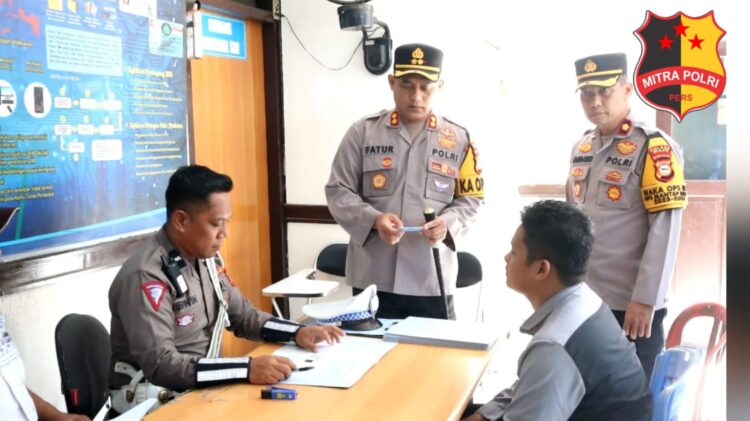 Kapolres Wajo AKBP H. Fatchur Rochman, S.H.,M.H didampingi oleh Wakapolres Wajo Kompol Hardjoko, Kabag Ren dan Kasat Lantas Polres Wajo AKP Desy Ayu Dwi Putri S.I.K melakukan Pengecekan pelayanan Satpas (SIM) dan UPT Samsat Kab Wajo kamis 18 April 2024.