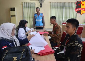 Bagian Sumber Daya Manusia (SDM) Polres Sidrap mengawali proses seleksi penerimaan terpadu untuk calon anggota Polri T.A 2024 dengan tahapan pemeriksaan awal. Kegiatan ini bertujuan untuk menjamin kualitas dan integritas calon anggota kepolisian yang akan bertugas di masa depan. Kamis (18/04/24).