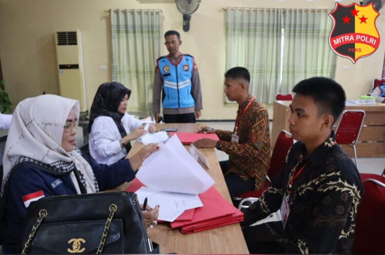 Bagian Sumber Daya Manusia (SDM) Polres Sidrap mengawali proses seleksi penerimaan terpadu untuk calon anggota Polri T.A 2024 dengan tahapan pemeriksaan awal. Kegiatan ini bertujuan untuk menjamin kualitas dan integritas calon anggota kepolisian yang akan bertugas di masa depan. Kamis (18/04/24).