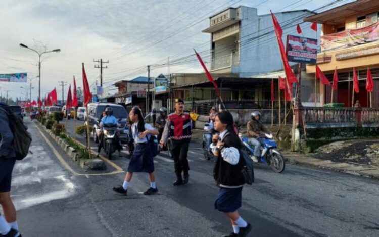 Personil Sat Samapta Polres Dairi dibawah Pimpinan Kasat Samapta Polres Dairi AKP Tugono, SH melaksanakan kegiatan Strong point Pengaturan Lalu Lintas / Pos Padat pagi.