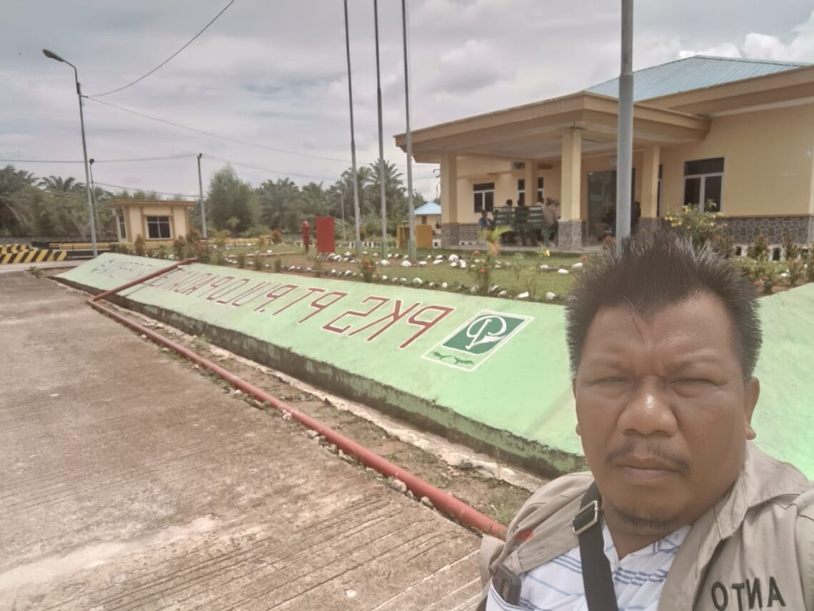 Media Mitrapolri.com melakukan konfirmasi kepada pihak manajemen Pabrik PPSP Rantau Utara Kabupaten Labuhanbatu untuk legalitas pabrik tersebut. Kamis 18 April 2024. (Foto : Dok/Mitrapolri.com)
