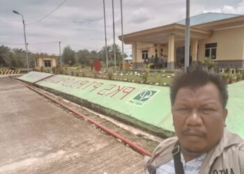 Media Mitrapolri.com melakukan konfirmasi kepada pihak manajemen Pabrik PPSP Rantau Utara Kabupaten Labuhanbatu untuk legalitas pabrik tersebut. Kamis 18 April 2024. (Foto : Dok/Mitrapolri.com)