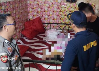 Penemuan Mayat di Kelurahan Tikala Ares Lingkungan II Kecamatan Tikala, tepatnya di Toko Variasi Audio Tikala, sebuah peristiwa tragis terjadi dengan penemuan mayat seorang perempuan. Korban, yang teridentifikasi sebagai Ratmi (55 tahun), seorang pekerja rumah tangga, ditemukan dalam keadaan tidak bernyawa di kamar tidurnya, Pada hari Kamis, 18 April 2024, sekitar pukul 06.00 WITA.