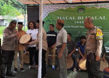 Polsek Pineleng telah berhasil menjamin keamanan penuh selama acara Halal Bi Halal 1445 H bagi jemaah Masjid Nurut Taqwa SEA. Acara yang berlangsung di Lapangan Ranomawuri Desa SEA itu berlangsung dengan lancar dan damai, menciptakan suasana yang penuh kebersamaan dan kedamaian, Kamis (18/4/2024).