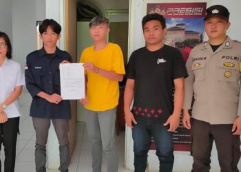 Bripka Richard M, seorang Babinkamtibmas dari Polsek Tombulu, telah berhasil melakukan kegiatan problem solving untuk menangani permasalahan perbuatan tidak menyenangkan yang terjadi pada hari Minggu, tanggal 17 April 2024, di Desa Rumengkor, Kecamatan Tombulu, Kabupaten Minahasa.