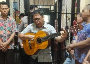 Anggota Satuan Tugas Khusus Tahanan dan Piket Jaga tahanan di sebuah lembaga pemasyarakatan turut mendampingi Pendeta Hendrikus Gunawan dalam memimpin ibadah untuk tahanan yang beragama Kristen.