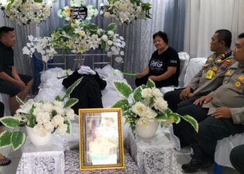 Personel Polsek Kawasan Bandara di bawah kepemimpinan Kapolseknya, secara bersama-sama melakukan Sambang Duka ke Rumah Duka perum Gerizim, Kecamatan Paal 2, Manado. Kedatangan mereka adalah sebagai ungkapan belasungkawa atas berpulangnya almarhum, orang tua dari salah satu anggota Polsek Bandar, yaitu Brigadir Andre Mangundap, yang meninggal dunia karena sakit, Rabu (18/4/2024).