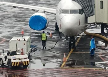 Operasional PT Angkasa Pura (AP) I Bandara Sam Ratulangi terpaksa ditutup sementara sebagai respons terhadap abu vulkanik yang melanda daerah setempat. Gunung Ruang, yang terletak di Kabupaten Siau Tagulandang Biaro (Sitaro), Sulawesi Utara, mengalami peningkatan aktivitas vulkanik yang signifikan, Kamis (18/4/2024).