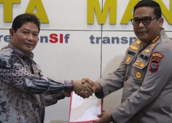 Kapolresta Manado, Kombes Pol Julianto Sirait, bersama dengan Bupati Kabupaten Minahasa, Dr. Jemmy Stani Kumendong, M.Si, melakukan penandatanganan naskah perjanjian hibah daerah yang bertujuan untuk meningkatkan keamanan di wilayah tersebut. Penandatanganan tersebut menandai komitmen kuat dari kedua pihak dalam menguatkan kerjasama untuk menangani dan mencegah tindak kriminalitas serta menjaga ketertiban masyarakat, Kamis (18/4/2024).