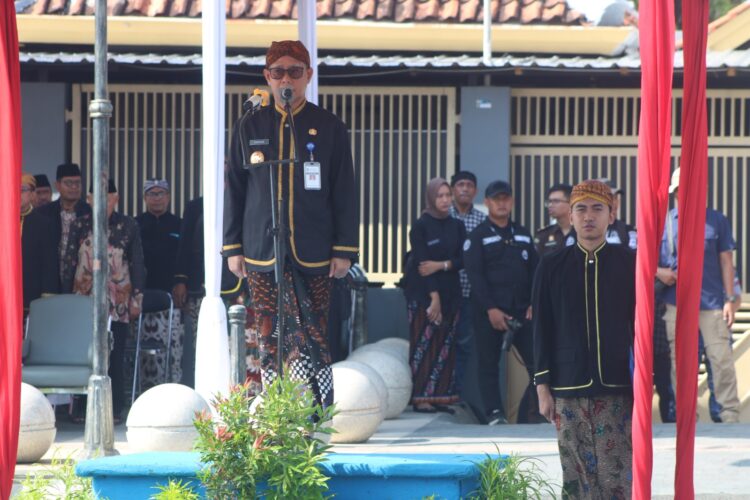 Pj. Wali Kota Tegal kelahiran Bandung Jawa Barat itu saat Upacara dalam rangka memperingati Hari Jadi ke-444 Kota Tegal di Jalan Pancasila Kota Tegal, Kamis (18/4/2024) pagi.