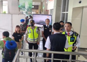 Polsek Bandara Sam Ratulangi telah meningkatkan kegiatan pengamanan dan monitoring di sekitar area bandara, Jumat (19/4/2024).