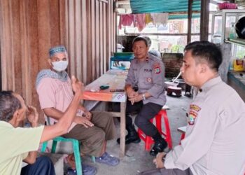 Kasat Binmas beserta sejumlah personil kepolisian menyambangi warga di Kelurahan Banjer, dengan tujuan memperkuat keterlibatan masyarakat dalam menjaga ketertiban dan keamanan. Kunjungan ini bertujuan untuk menciptakan kondisi kamtibmas yang kondusif di lingkungan tersebut, Jumat (19/4/2024).