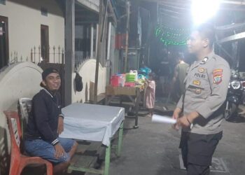 Polsek Tuminting mengadakan kegiatan inovatif yang disebut “Ba Ron-Ron Kampoeng” di Kelurahan Maasing, Lingkungan 3 dan 4, Kecamatan Tuminting. Kegiatan ini bertujuan untuk memperkenalkan inovasi-inovasi lokal yang dapat meningkatkan kesejahteraan masyarakat setempat, Kamis (18/4/2024).