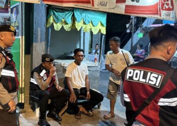 Polresta Manado mengambil inisiatif yang proaktif dengan melaksanakan patroli kaki di Kelurahan Banjer, Kamis (18/4/2024).