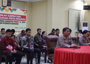 Polresta Manado menggelar acara penting dalam rangka peningkatan integritas dan komitmen anggota Polri untuk Tahun Anggaran 2024. Acara tersebut merupakan Penandatanganan Pakta Integritas dan Pengambilan Sumpah Peneriman Terpadu Anggota Polri. Meskipun dilakukan melalui platform virtual Zoom Meeting, keseriusan dan komitmen para anggota tetap terasa kuat, Jumat (19/4/2024).