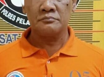 DIAMANKAN: Seorang pria terduga pengedar sabu, berikut barang bukti diamankan di Mapolres Pelabuhan Belawan, Sabtu (20/4/2024), setelah diringkus dari Desa Kelumpang Kebun, Hamparan Perak.(Foto Dok/Polres Belawan)