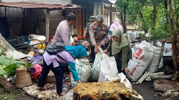 Personel Polsek Bukateja mengikuti kegiatan Pemberantasan Sarang Nyamuk (PSN) di Desa Wirasaba Kecamatan Bukateja Kabupaten Purbalingga. Kegiatan dilaksanakan untuk mencegah penyakit demam berdarah.