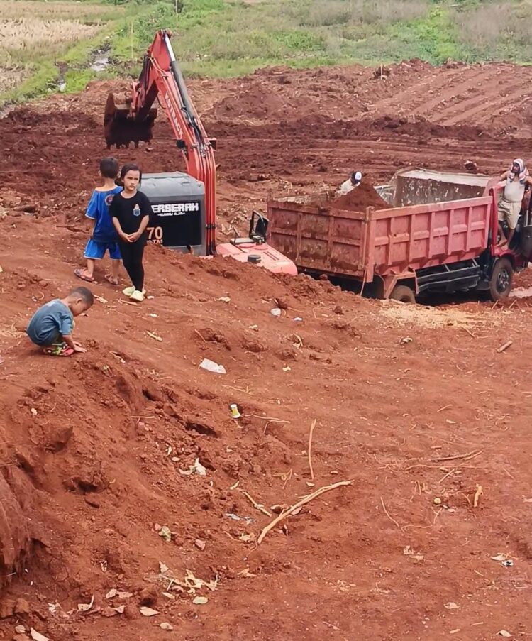 Penggalian/Pengurukan lahan basah yang dilakukan oknum yang tidak memiliki Izin resmi terjadi di Kp. Rawaragas Desa Bojong Kecamatan Klapanunggal Kabupaten Bogor. Hal ini dilakukan oleh PT. JKS hingga saat ini, dimana Belum mengantongi izin resmi. Sabtu (20/04/24). (Foto : Dok/RH-Mitrapolri.com)