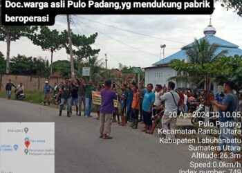 Masyarakat yang mengatasnamakan warga asli Pulo Padang, Kecamatan Rantau Utara, Kabupaten Labuhanbatu yang mendukung beroperasinya Pabrik PT Pulo Padang Sawit Permai (PPSP) Kecamatan Rantau Utara, Kabupaten Labuhanbatu. (Foto : Dok/Mitrapolri.com)