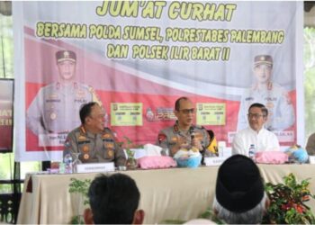 Kapolda Sumsel Irjen Pol A. Rachmad Wibowo, SIK melakukan kegiatan Jum’at Curhat yang dilaksanakan di Kebon Gede, Kecamatan Ilir Barat II, Palembang pada Jum’at (19/04/24) pagi.