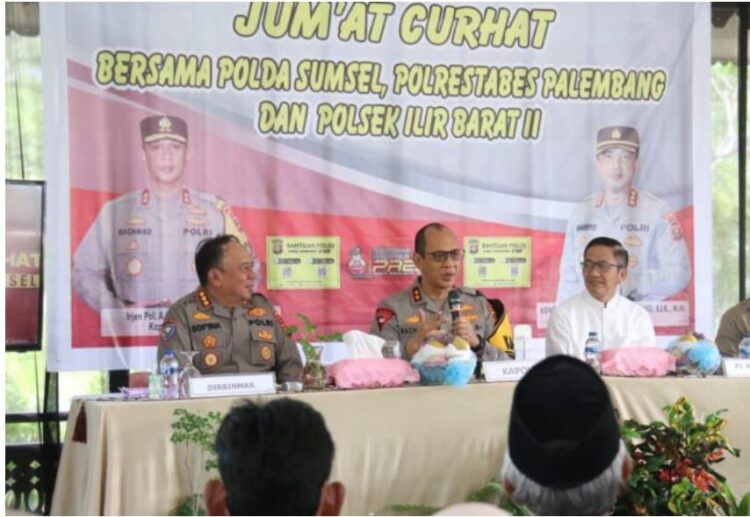 Kapolda Sumsel Irjen Pol A. Rachmad Wibowo, SIK melakukan kegiatan Jum’at Curhat yang dilaksanakan di Kebon Gede, Kecamatan Ilir Barat II, Palembang pada Jum’at (19/04/24) pagi.