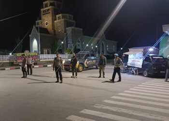 Polres Samosir telah sukses melaksanakan Patroli Presisi hingga Minggu Dini Hari, dengan tujuan menjaga keamanan dan ketertiban masyarakat serta wisatawan di wilayahnya. Kegiatan ini dilaksanakan mulai pukul 22:00 Wib pada tanggal 21 April 2024 hingga pukul 01:30 Wib Minggu Dinihari dan dipimpin oleh Perwira Pengawas IPDA Imam Siregar, SH.