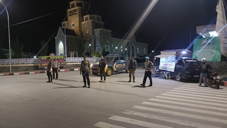Polres Samosir telah sukses melaksanakan Patroli Presisi hingga Minggu Dini Hari, dengan tujuan menjaga keamanan dan ketertiban masyarakat serta wisatawan di wilayahnya. Kegiatan ini dilaksanakan mulai pukul 22:00 Wib pada tanggal 21 April 2024 hingga pukul 01:30 Wib Minggu Dinihari dan dipimpin oleh Perwira Pengawas IPDA Imam Siregar, SH.