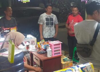 Personel Satuan Reserse Narkoba (Satres Narkoba) kembali melakukan operasi pada Sabtu malam, tanggal 20 April 2024, pukul 20.30 WITA, di Wilayah Kelurahan Banjer dan Kelurahan Tikala.