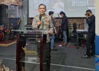 Wakil Kepala Satuan Binmas (WaKasat Binmas) Polresta Manado, AKP Nelson Tuju, memimpin kegiatan Minggu Kasih di Gereja GPSDI AO Manado, Minggu (21/4/2024).