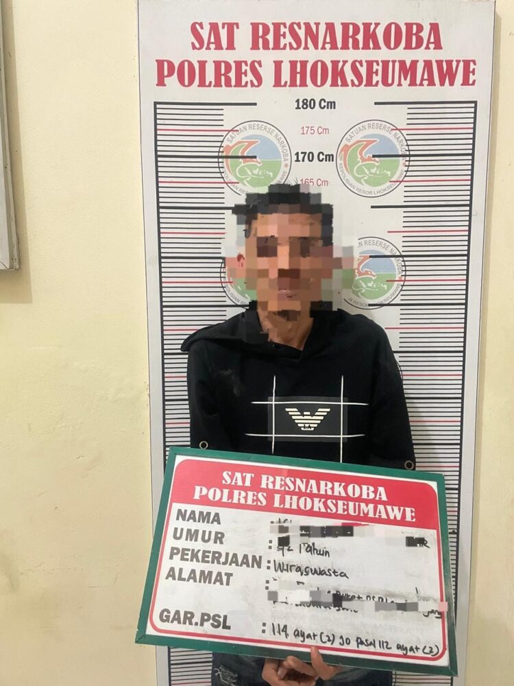 Identitas tersangka adalah IT (42 tahun) seorang wiraswasta yang tinggal di Dusun 3 Ulee Buket, Desa Blang Panyang, Kota Lhokseumawe. Sementara barang bukti yang disita termasuk 19 bungkus sabu, sebuah timbangan digital, sebuah ponsel, dan sepeda motor.