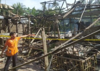OLAH TKP : Personel Tim Inafis Satresjrim Polres Sergai melakukan olah TKP di lokasi kebakaran rumah warga di Desa Pematang Guntung, Kecamatan Telukmengkudu, Minggu (21/4/2024). (Foto Dok/Humas Polres)