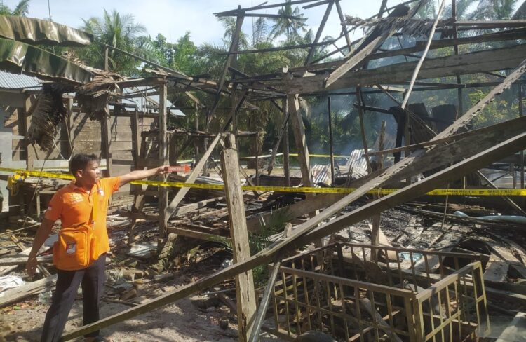 OLAH TKP : Personel Tim Inafis Satresjrim Polres Sergai melakukan olah TKP di lokasi kebakaran rumah warga di Desa Pematang Guntung, Kecamatan Telukmengkudu, Minggu (21/4/2024). (Foto Dok/Humas Polres)