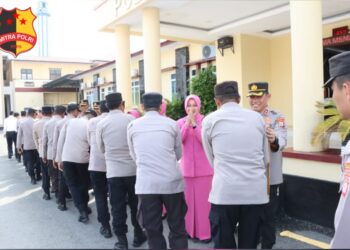 Kapolres Sidrap mengadakan acara Halal Bihalal usai pimpin Apel pagi di halaman Mapolres Sidrap. Senin (22/04/24). Kegiatan Halal Bihalal ini dihadiri oleh Personel Polres, Jajaran Polsek, staf dan ASN Polres Sidrap yang memanfaatkan kesempatan ini untuk saling memaafkan dan mempererat tali silaturahmi.