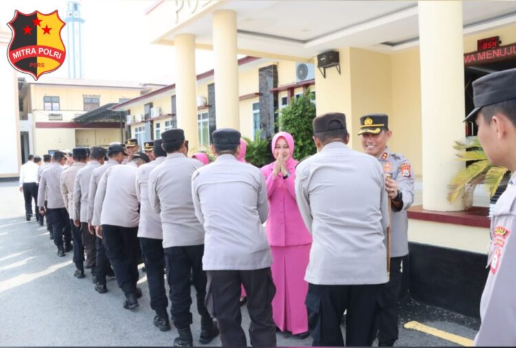 Kapolres Sidrap mengadakan acara Halal Bihalal usai pimpin Apel pagi di halaman Mapolres Sidrap. Senin (22/04/24). Kegiatan Halal Bihalal ini dihadiri oleh Personel Polres, Jajaran Polsek, staf dan ASN Polres Sidrap yang memanfaatkan kesempatan ini untuk saling memaafkan dan mempererat tali silaturahmi.