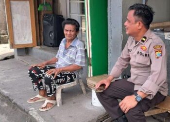Personel Polresta Manado terus mengintensifkan kegiatan sosialisasi dan himbauan kepada warga di Kelurahan Banjer, Kecamatan Tikala.