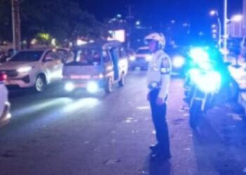 Satuan Lalu Lintas (Sat Lantas) Polresta Manado kembali mengintensifkan patroli “Silau Mata” di sejumlah titik keramaian kota dalam upaya pencegahan gangguan keamanan dan ketertiban masyarakat (kamtibmas) pada malam hari, Minggu (21/4/2024).