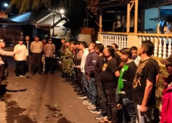 Polsek Tikala, sebagai bagian dari upaya peningkatan keamanan dan ketertiban masyarakat (KRYD), telah melaksanakan kegiatan rutin yang ditingkatkan di wilayah hukum Polresta Manado, khususnya di Kelurahan Banjer, Kecamatan Tikala, Kota Manado, Minggu (21/4/2024).