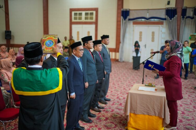 Penjabat (Pj) Bupati Nagan Raya Fitriany Farhas, AP., S.Sos., M.Si secara resmi melantik dan mengambil sumpah lima Anggota Komisi Independen Pemilihan (KIP) Kabupaten Nagan Raya Provinsi Aceh Periode 2024-2029. Pelantikan tersebut berlangsung di Anjungan Pendopo Bupati, Kompleks Perkantoran Suka Makmue, Senin (22/4/2024) malam.