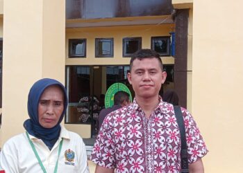 HADIRI SIDANG: Eka didampingi penasehat hukumnya Deni saat berfoto di depan Pengadilan Agama Jalan Sisingamangaraja km 8,8 Medan Amplas usai meghadiri sidang replik, Senin (22/4/2024). (Foto Dok/T77)