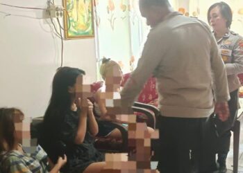 Polsek Mapanget berhasil mengamankan tiga orang pelaku pencurian yang viral di media sosial, tepatnya di Alfamidi Perumahan GPI. Kejadian tersebut terjadi pada hari Senin tanggal 22 April 2024 pukul 22.00 WITA dan menjadi perbincangan hangat di Facebook, khususnya dalam Forum Jual Beli Perumahan GPI.