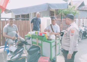 Personel kepolisian dari Polresta Manado melakukan kegiatan sambang dan himbauan kepada warga yang tinggal di Kelurahan Banjer, Kecamatan Tikala. Dalam kunjungan tersebut, para petugas memberikan sosialisasi pentingnya kesadaran lingkungan bagi masyarakat setempat, Selasa (23/4/2024).
