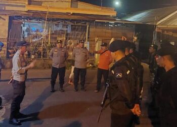 Polsek Tikala, di bawah naungan Polresta Manado, terus mengukuhkan kehadirannya dalam menjaga keamanan di wilayah hukumnya. Kali ini, mereka melakukan Kegiatan Rutin yang Ditingkatkan (KRYD) di Kelurahan Banjer, Kecamatan Tikala, Kota Manado, Senin (22/4/2024).
