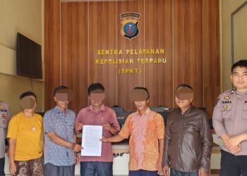 Dua kasus dugaan tindak pidana penganiayaan berhasil diselesaikan melalui mediasi yang dilakukan oleh Satuan Pelayanan Kepolisian Terpadu (SPKT) dan Bhabinkamtibmas Polres Samosir, di wilayah Kabupaten Samosir. Selasa. (23/04/2024).