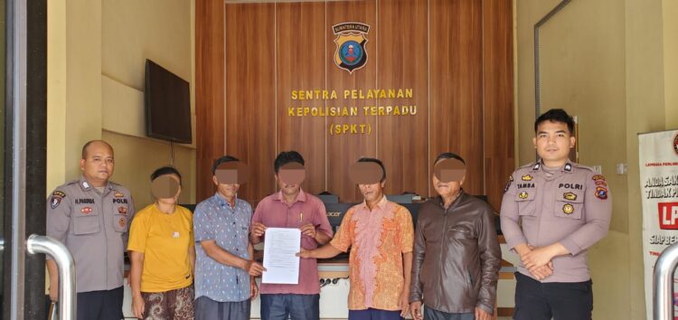 Dua kasus dugaan tindak pidana penganiayaan berhasil diselesaikan melalui mediasi yang dilakukan oleh Satuan Pelayanan Kepolisian Terpadu (SPKT) dan Bhabinkamtibmas Polres Samosir, di wilayah Kabupaten Samosir. Selasa. (23/04/2024).