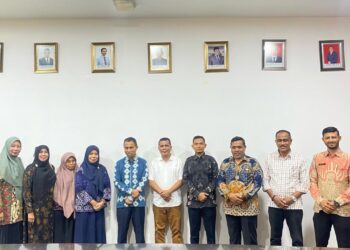 Ketua Dewan Pakar Majelis Pendidikan Daerah (MPD) Kabupaten Aceh Utara, Mawardi, M.Pd, di sela-sela sebuah kegiatan informal dengan beberapa guru dan wali murid di Dayah Terpadu Almuslimun Lhoksukon.